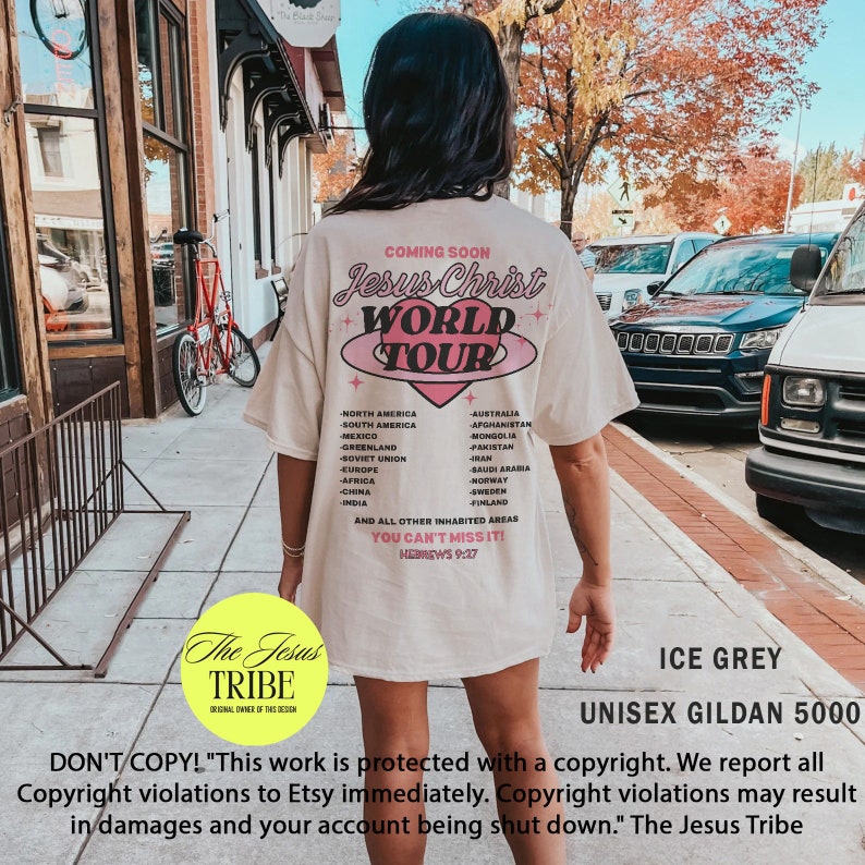 Puede incluir: Una camiseta blanca con un dise&ntilde;o gr&aacute;fico rosa que dice "Jesus Christ World Tour" con un coraz&oacute;n rosa y un c&iacute;rculo rosa alrededor. La camiseta tambi&eacute;n tiene una lista de pa&iacute;ses y el texto "You Can't Miss It! Hebrews 9:27". La camiseta est&aacute; puesta en una modelo frente a un edificio de ladrillo. El texto "The Jesus Tribe" est&aacute; en un c&iacute;rculo amarillo debajo de la modelo. El texto "ICE GREY UNISEX GILDAN 5000" est&aacute; debajo del c&iacute;rculo amarillo. El texto "DON'T COPY! "This work is protected with a copyright. We report all Copyright violations to Etsy immediately. Copyright violations may result in damages and your account being shut down." The Jesus Tribe" est&aacute; en la parte inferior de la imagen.