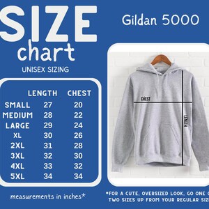 K&ouml;nnte beinhalten: Gr&ouml;&szlig;entabelle f&uuml;r Gildan 5000 Unisex-Hoodies, die die Ma&szlig;e in Zoll f&uuml;r Brustumfang und L&auml;nge f&uuml;r die Gr&ouml;&szlig;en S bis 5XL angibt. Die Tabelle enth&auml;lt einen Hinweis, dass f&uuml;r einen Oversize-Look eine oder zwei Gr&ouml;&szlig;en gr&ouml;&szlig;er als Ihre normale Gr&ouml;&szlig;e gew&auml;hlt werden sollten.