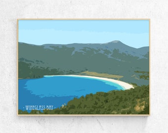 Op de afbeelding: Een ingelijste illustratie van Wineglass Bay in Tasmanië, Australië. De afbeelding toont een sikkelvormige baai met turquoise water en een wit zandstrand. Weelderige groene heuvels omringen de baai.
