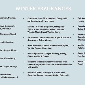 Op de afbeelding: Een lichtblauw informatief overzicht getiteld WINTER FRAGRANCES met een lijst van diverse geurprofielen. De tekst bevat namen zoals Apple Orchard, Alpine Balsam, Alpine Cheer, Aspen Woods, Blue Spruce, Candy Cane, Christmas Hearth, Christmas Cookie, Christmas Tree, Flannel, Farmhouse Christmas, Hot Chocolate, Iced Gingersnap, Mulberry, Mountain Pine, Snickerdoodle, Snowfall, Sweater Weather, Vanilla Woods, Sugar & Spruce en White Christmas met hun ingredi&euml;nten.