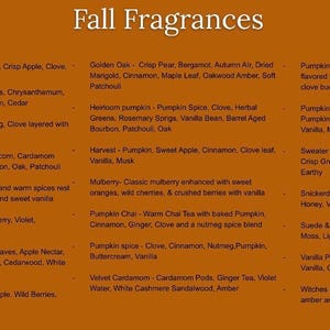 Op de afbeelding: Een oranje informatiekaart met de titel Fall Fragrances met een lijst van verschillende geurprofielen, waaronder Apple Orchard, Autumn Leaves, Autumn Night, Butterscotch & Bourbon, Caramel Apple, Dark Orchard, Golden Sky, Cranberry Harvest, Golden Oak, Heirloom Pumpkin, Harvest, Mulberry, Pumpkin Chai, Pumpkin Spice, Velvet Cardamom, Pumpkin Spice Latte, Pumpkin Pecan Waffle, Sweater Weather, Snickerdoodle, Suede & Smoke, Vanilla Pumpkin en Witches Brew.