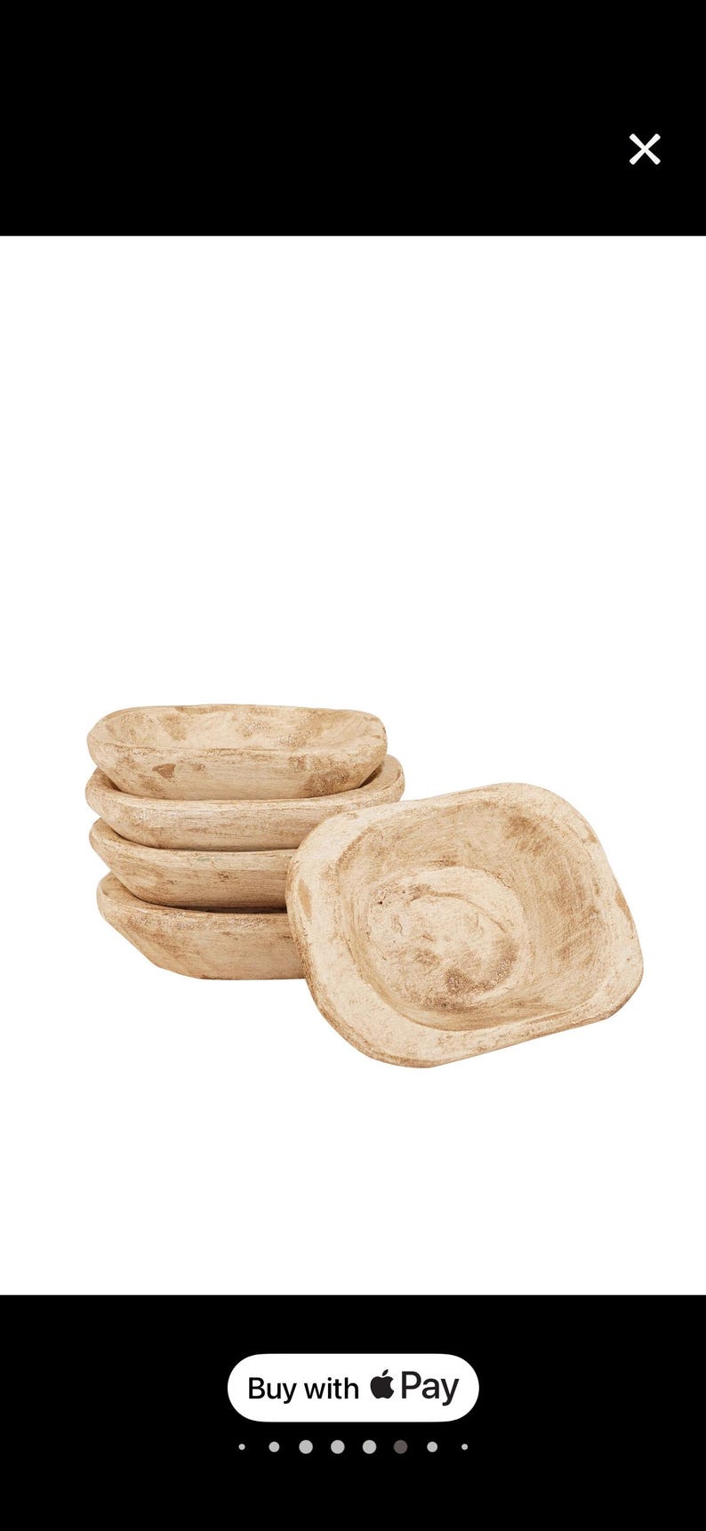Op de afbeelding: Een stapel van vier kleine, vierkante kommen met afgeronde hoeken en een lichtbeige, verweerde, getextureerde afwerking. De kommen hebben een rustiek, onregelmatig uiterlijk met donkerbruine vlekken over het lichtbruine materiaal.