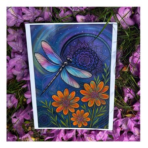 Impression d'art mandala libellule - Illustration de la nature bohème mystique avec fleurs orange et ciel étoilé