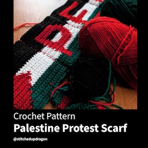 Könnte beinhalten: Häkelmuster für einen palästinensischen Protestschal in schwarzer, weißer, roter und grüner Wolle. Der Schal zeigt das Wort "Palästina" in arabischer Schrift. Die Wollknäuel sind ebenfalls auf dem Bild zu sehen.