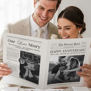 Op de afbeelding: Een lachend stel houdt een krantachtige print vast met de koppen "Our Love Story" en "Happy Anniversary!". De print bevat een zwart-wit foto en tekst. De print is in de stijl van een krant.