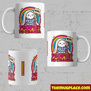 Op de afbeelding: Witte keramische mok met een cartoonafbeelding van een personage met een "NOPE"-bord, tegen een regenboog en de tekst "PEOPLE? NO THANKS." De mok heeft een groot handvat.