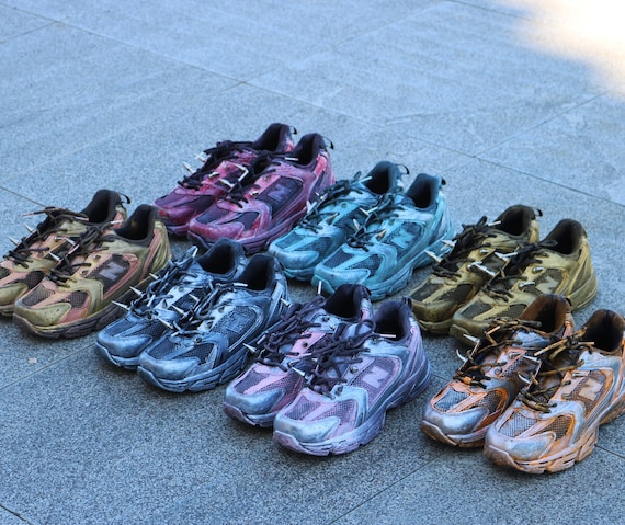Zapatillas New Balance totalmente personalizadas pintadas a mano unicas en su tipo detalladas con puas de metal hechas a mano TAMANO 41 44 UE Etsy Espana
