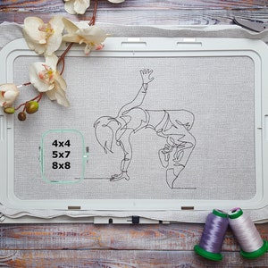 以下が含まれることがあります： グレーの布地に、手立てをしている人の白黒の線画が描かれています。画像は、白い刺繍枠の中にあり、緑色のラベルには「4x4 5x7 8x8」と書いてあります。