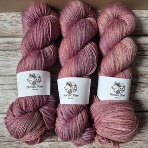Balance Mauve - Handgefärbtes Merino-Tencel Sommergarn - Nordic Paw Yarns