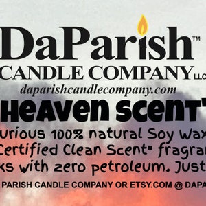 Puede incluir: Una vela con un fondo blanco y una llama roja y naranja. La vela está etiquetada como "DaParish Candle Company" y "Heaven Scent". El texto dice que la vela está hecha con cera de soja 100% natural y contiene aceites de fragancia de cardamomo negro y crema "Certified Clean Scent".