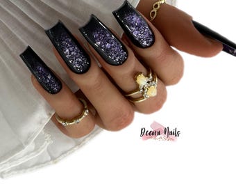 Ongles à presser gothiques faits main : aura de paillettes violet foncé
