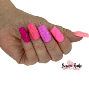Uñas postizas rosas hechas a mano: corazones 3D de terciopelo, ideales para San Valentín.