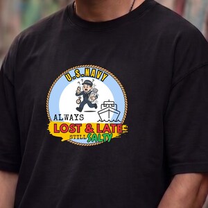 Maglietta con umorismo da marinaio della Marina - Sempre perso e in ritardo, ma ancora un tipo tosto - UNISEX - Adesivo GRATUITO
