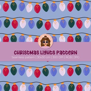 Op de afbeelding: Een naadloos patroon met gekleurde kerstverlichting in rood, groen, blauw en wit tegen een lichtblauwe achtergrond. De tekst "Christmas Lights Pattern" staat op een roze banner. Patroon van 30x30 cm.