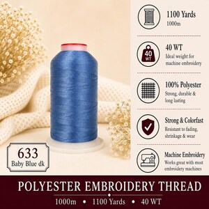 K&ouml;nnte beinhalten: Eine Spule mit dunkel babyblauem Polyester-Stickgarn, beschriftet mit 633. Die Spule enth&auml;lt 1000m Garn der St&auml;rke 40 WT. Zu den Merkmalen geh&ouml;ren 100% Polyester, Farbechtheit und die Kompatibilit&auml;t mit den meisten Stickmaschinen.