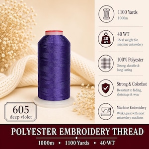 K&ouml;nnte beinhalten: Eine Spule mit tiefviolettem Polyester-Stickgarn, beschriftet mit 605. Die Spule enth&auml;lt 1000m Garn der St&auml;rke 40 WT. Zu den Produktmerkmalen geh&ouml;ren 100% Polyester, Farbechtheit sowie die Kompatibilit&auml;t mit den meisten Stickmaschinen.