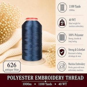 K&ouml;nnte beinhalten: Eine Spule aus dunkel antikblauem Polyester-Stickgarn mit roter Verschlusskappe. Das Etikett gibt 1000m, 1100 Yards, 40 WT, 100% Polyester und Farbechtheit an. Der Text 626 antique blue steht auf einem rechteckigen Etikett.