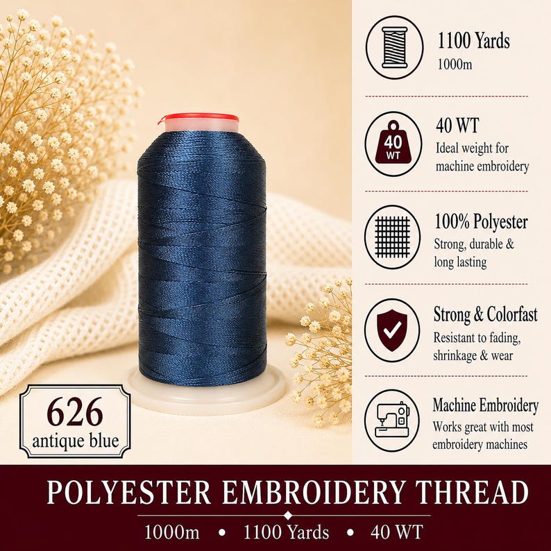 K&ouml;nnte beinhalten: Eine Spule aus dunkel antikblauem Polyester-Stickgarn mit roter Verschlusskappe. Das Etikett gibt 1000m, 1100 Yards, 40 WT, 100% Polyester und Farbechtheit an. Der Text 626 antique blue steht auf einem rechteckigen Etikett.