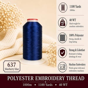 K&ouml;nnte beinhalten: Eine Spule mit dunkelblauem Polyester-Stickgarn, beschriftet mit 637 blueberry blue. Die Spule enth&auml;lt 1000m Garn der St&auml;rke 40 WT. Zu den Merkmalen geh&ouml;ren 100% Polyester, Farbechtheit und Kompatibilit&auml;t mit den meisten Stickmaschinen.