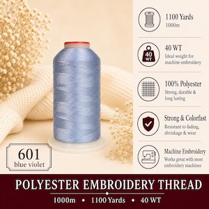 K&ouml;nnte beinhalten: Eine Spule mit blau-violettem Polyester-Stickgarn, beschriftet mit 601. Die Spule enth&auml;lt 1000m Garn der St&auml;rke 40 WT. Das Bild enth&auml;lt Text, der angibt, dass das Garn aus 100% Polyester besteht, farbecht ist und f&uuml;r Stickmaschinen geeignet ist.