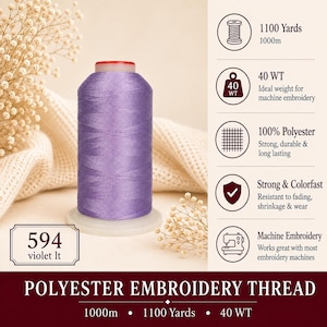 K&ouml;nnte beinhalten: Eine Spule hellviolettes Polyester-Stickgarn mit der Aufschrift 594 violet lt. Das Bild enth&auml;lt Text mit Angaben zu 1100 Yards, 1000m, 40 WT, 100% Polyester, Festigkeit, Farbechtheit sowie der Eignung f&uuml;r Stickmaschinen.