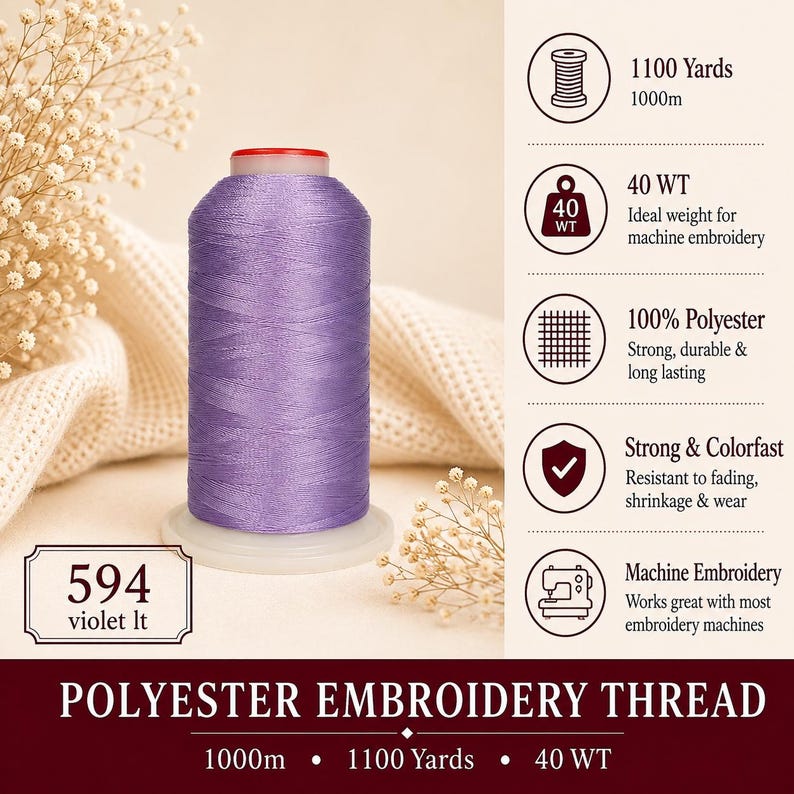 K&ouml;nnte beinhalten: Eine Spule hellviolettes Polyester-Stickgarn mit der Aufschrift 594 violet lt. Das Bild enth&auml;lt Text mit Angaben zu 1100 Yards, 1000m, 40 WT, 100% Polyester, Festigkeit, Farbechtheit sowie der Eignung f&uuml;r Stickmaschinen.