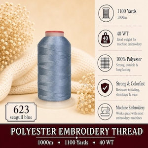 K&ouml;nnte beinhalten: Eine Spule aus seagull-blauem Polyester-Stickgarn, Farbe 623, mit 1100 Yards oder 1000 Metern 40 WT Garn. Die Spule ist als 100% Polyester, farbecht und f&uuml;r Maschinenstickerei konzipiert gekennzeichnet, mit Text zu den Spezifikationen.