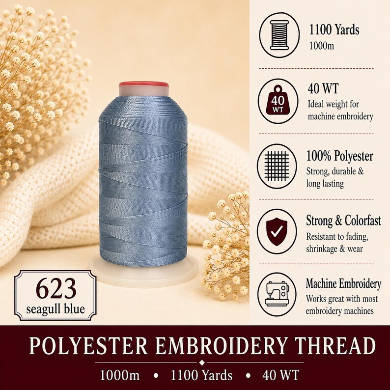K&ouml;nnte beinhalten: Eine Spule aus seagull-blauem Polyester-Stickgarn, Farbe 623, mit 1100 Yards oder 1000 Metern 40 WT Garn. Die Spule ist als 100% Polyester, farbecht und f&uuml;r Maschinenstickerei konzipiert gekennzeichnet, mit Text zu den Spezifikationen.
