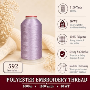 K&ouml;nnte beinhalten: Eine Spule mit helllavendelfarbenem Polyester-Stickgarn, beschriftet mit 592. Die Spule enth&auml;lt 1000m Garn der St&auml;rke 40 WT. Zu den Merkmalen geh&ouml;ren 100% Polyester, Farbechtheit und die Eignung f&uuml;r die meisten Stickmaschinen.