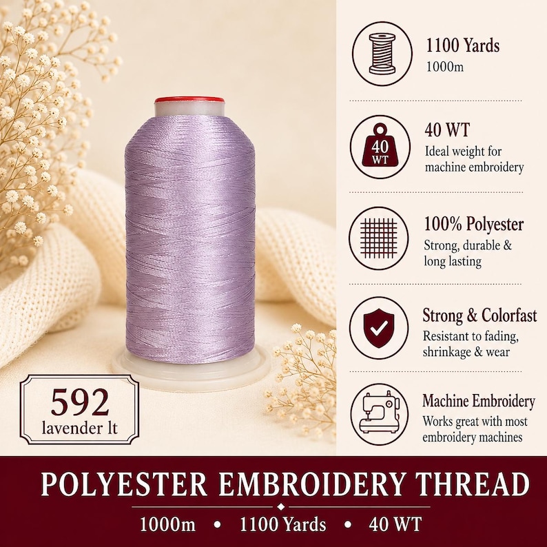 K&ouml;nnte beinhalten: Eine Spule mit helllavendelfarbenem Polyester-Stickgarn, beschriftet mit 592. Die Spule enth&auml;lt 1000m Garn der St&auml;rke 40 WT. Zu den Merkmalen geh&ouml;ren 100% Polyester, Farbechtheit und die Eignung f&uuml;r die meisten Stickmaschinen.
