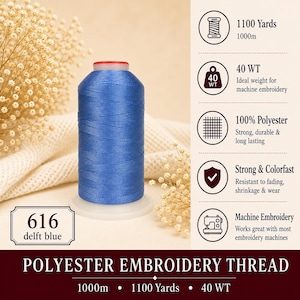 K&ouml;nnte beinhalten: Eine Spule mit delftblauem Polyester-Stickgarn, beschriftet mit 616. Die Spule enth&auml;lt 1000m Garn der St&auml;rke 40 WT. Der Text auf dem Bild gibt an, dass es sich um 100% Polyester handelt, farbecht und f&uuml;r Maschinenstickerei geeignet.