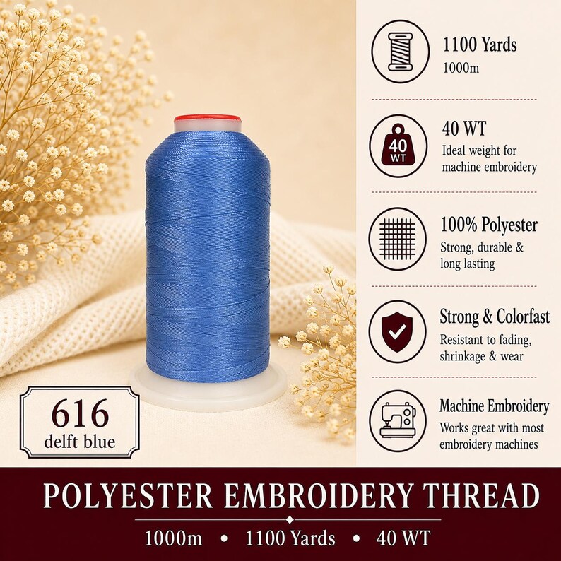 K&ouml;nnte beinhalten: Eine Spule mit delftblauem Polyester-Stickgarn, beschriftet mit 616. Die Spule enth&auml;lt 1000m Garn der St&auml;rke 40 WT. Der Text auf dem Bild gibt an, dass es sich um 100% Polyester handelt, farbecht und f&uuml;r Maschinenstickerei geeignet.