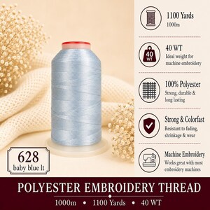K&ouml;nnte beinhalten: Eine Spule mit babyblauem Polyester-Stickgarn, gekennzeichnet mit 628. Die Spule enth&auml;lt 1100 Yards oder 1000 Meter 40 WT Garn. Das Produkt wird als stark, farbecht und best&auml;ndig gegen Ausbleichen, Einlaufen und Abnutzung f&uuml;r Maschinenstickerei beschrieben.