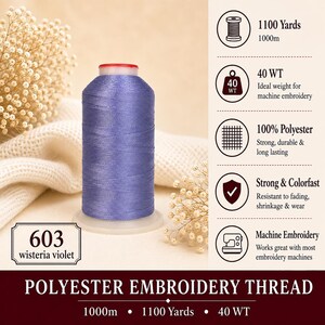 K&ouml;nnte beinhalten: Eine Spule aus wisteria-violettem Polyester-Stickgarn mit der Kennzeichnung 603. Die Spule enth&auml;lt 1000m Garn der St&auml;rke 40 WT. Der Text auf dem Bild umfasst 1100 Yards, 1000m, 40 WT, 100% Polyester, Strong & Colorfast, Machine Embroidery und 603 wisteria violet.