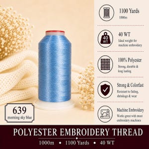 K&ouml;nnte beinhalten: Eine Spule hellblaues Polyester-Stickgarn mit der Aufschrift 639 morning sky blue. Die Spule enth&auml;lt 1000m 40 WT Garn. Das Produkt besteht aus 100% Polyester, ist farbecht und f&uuml;r die Verwendung mit Stickmaschinen konzipiert.