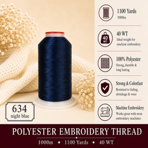 K&ouml;nnte beinhalten: Eine Spule mit nachtblauem Polyester-Stickgarn, gekennzeichnet mit 634. Die Spule enth&auml;lt 1000m Garn der St&auml;rke 40 WT. Die Grafik zeigt Symbole f&uuml;r L&auml;nge, Gewicht, Materialzusammensetzung, Farbechtheit und Eignung f&uuml;r Stickmaschinen.