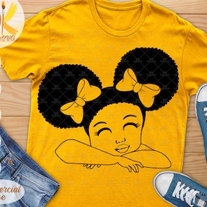 リボンをつけた黒人の女の子 SVG | かわいいアフロガール SVG | アフロの子供 SVG | 黒いピーク・ア・ブー SVG | Cricut ファイル