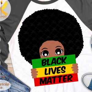Puede incluir: Una ilustración en blanco y negro de una persona con afro sosteniendo un cartel que dice "Black Lives Matter". El cartel tiene un esquema de color verde, amarillo, rojo y negro.