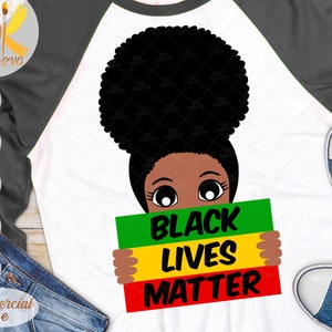Puede incluir: Chica negra con peinado afro sosteniendo un cartel que dice "Black Lives Matter". El cartel es verde, amarillo y rojo.