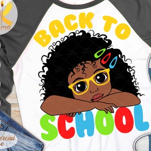 Schwarzes Mädchen Peek ein Boo SVG | Zurück zur Schule SVG | Erster Schultag SVG | Afro Mädchen mit Brille Svg | Cricut-Datei