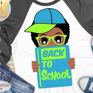 Schwarzer Junge mit Buch SVG | Zurück zur Schule SVG | Erster Schultag SVG | Afro Boy mit Brille Svg | Cricut-Datei