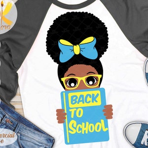 Fille noire avec le livre SVG | Retour à l’école SVG | Premier jour d’école SVG | Afro Girl avec lunettes Svg | Fichier Cricut