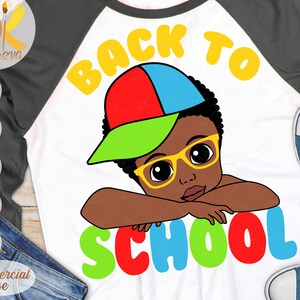 Schwarzer Junge Peek ein Boo SVG | Zurück zur Schule SVG | Erster Schultag SVG | Afro Boy mit Brille Svg | Cricut-Datei