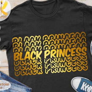 Puede incluir: Camiseta negra con el texto "BLACK PRINCESS" repetido en un diseño dorado, en capas y con textura.