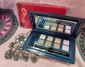 Merle Norman multiple eyeshadows plus lip gloss or blush travel compact