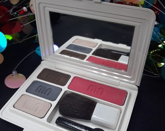 Merle Norman Luxiva eyeshadow trio plus blush retro compact kit