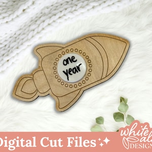 Rocket Ship Baby Meilenstein Marker | Rakete Schiff Photo Prop | Digitale Datei | Glowforge Laserdatei | SVG-Datei | Baby-Dusche-Geschenk