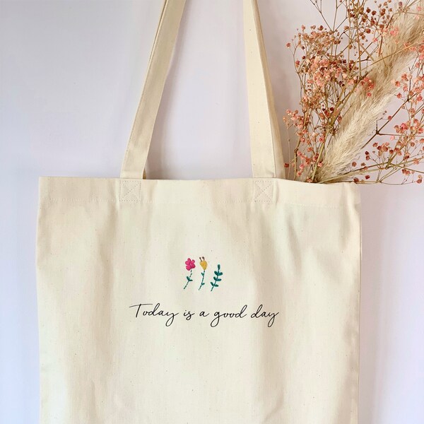 Tote bag brodé main avec des belles fleurs