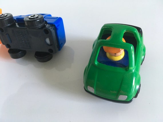 Lot de 2 voitures vintage 1991/94 Tomy voiture jouet enfant vert/bleu et  person shirt smiley bon etat -  France