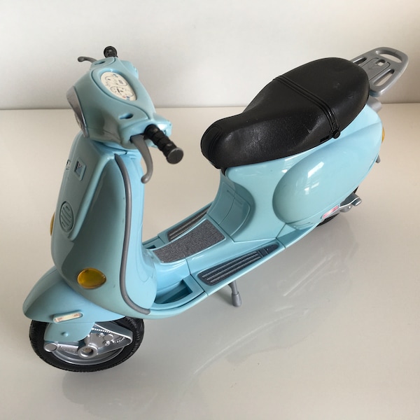 Vintage Barbie vespa motor scooter 2002 good condition ( miss mirror ,helmet ,storage box, seat belt ) but very cute